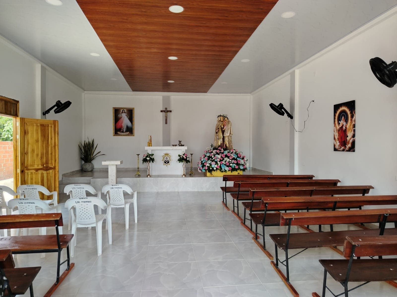 Interior de la primera capilla inaugurada en Gambote