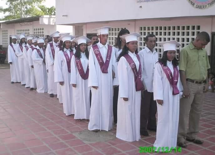 Graduación de la primera promoción de bachilleres de Gambote