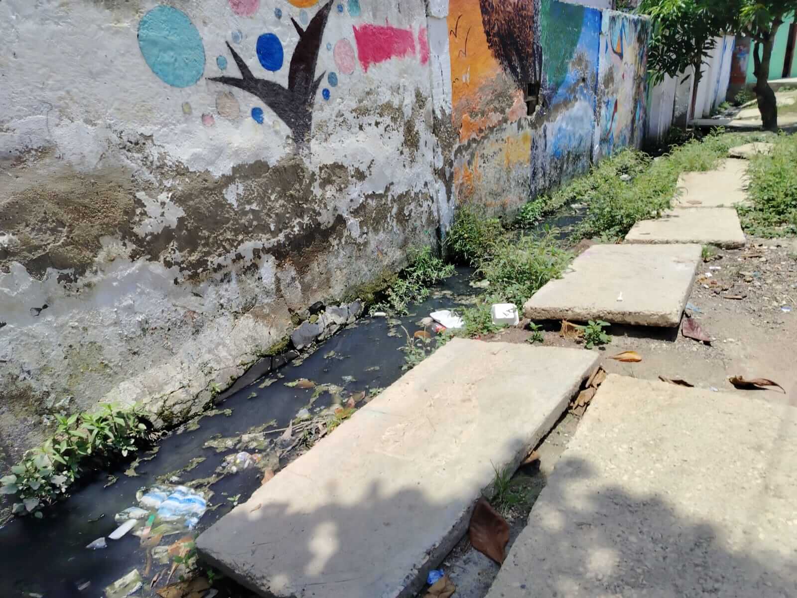 Costado de la institución educativa de Gambote