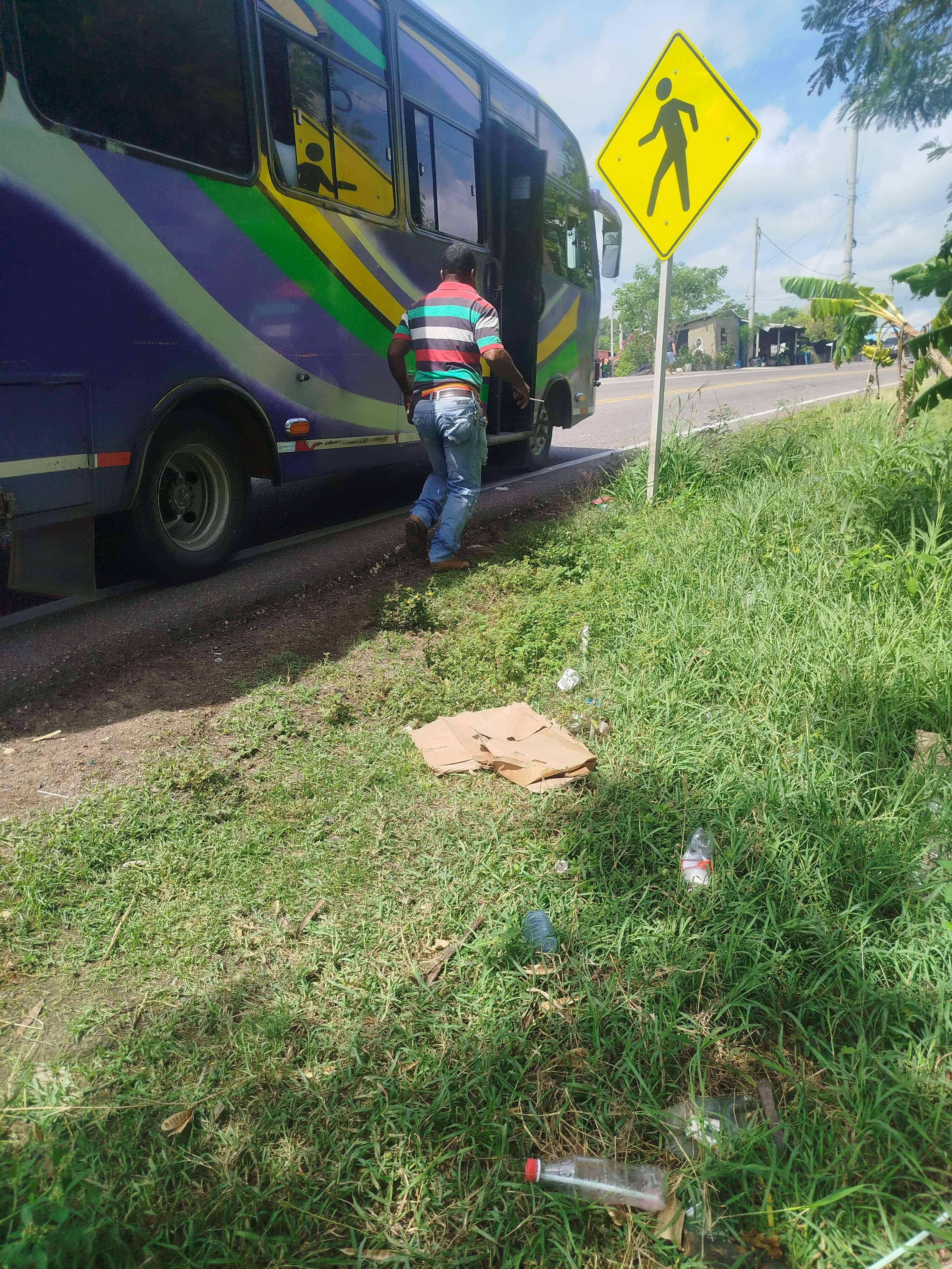 Parada de buses en la curva de la entrada de Gambote